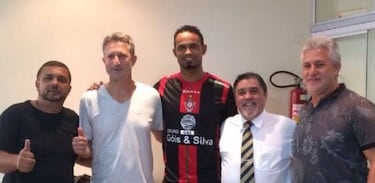 Uproar as Brazilian goalkeeper convicted of murder returns