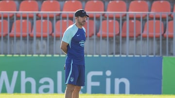 Simeone observa a sus jugadores durante un entrenamiento.