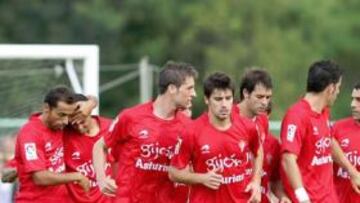 <b>UNA PIÑA. </b>Los jugadores del Sporting felicitan a Carmelo por su gran gol.