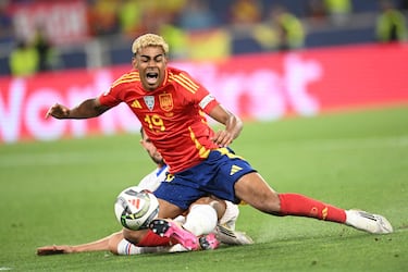 Le pitan un derribo a Rabiot sobre Lamine Yamal dentro del área.