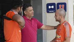 Futbol, entrenamiento de Universidad de Chile.
 Ronald Fuentes de Universidad de Chile, izquierda, conversa con Gustavo Lorenzetti durante la practica matutina en el CDA de Santiago, Chile.
 26/02/2017
 Patricio Lagos/Photosport*******
 
 Football, Univer