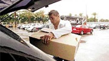 <b>IN FRAGANTI.</B> AS localizó a Diego Alonso justo cuando terminaba de introducir en el coche algunas de las pertenencias que se ha llevado a Málaga. El delantero se despidió de la plantilla ché y a las 21:00 horas aterrizó en el aeropuerto malagueño.