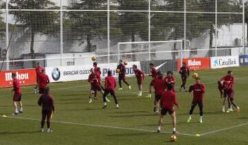 Ejercicio de balón en el entrenamiento del Atleti