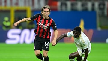 Soccer Football - Serie A - AC Milan v Pisa SC - San Siro, Milan, Italy - October 24, 2025 AC Milan's Luka Modric in action with Pisa SC's Ebenezer Akinsanmiro REUTERS/Daniele Mascolo