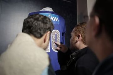 Hinchas de Millonarios disfrutando el museo azul