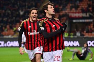 Kaká delantero brasileño del Milan celebrando después de anotar un gol durante el partido de Serie A de fútbol entre el AC Milan y Génova en el estadio de San Siro