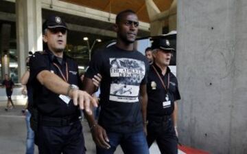 El colombiano Jackson Martínez, delantero del Atlético de Madrid, se fotografía con aficionados a su llegada esta tarde al aeropuerto Adolfo Suárez-Barajas de Madrid. Martínez ha sido traspasado desde el Porto a cambio de la cantidad de su cláusula de rescisión, 35 millones de euros.