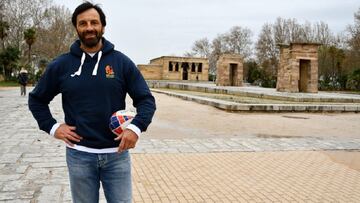 El nuevo director t&eacute;cnico de XV de la Federaci&oacute;n Espa&ntilde;ola de Rugby, Ra&uacute;l P&eacute;rez, posa en el Templo de Debod de Madrid.