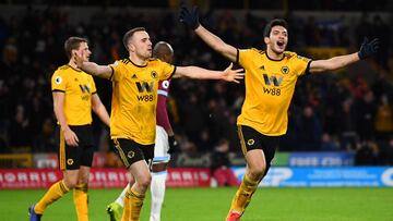 En duelo de mexicanos, Jiménez venció a Javier 'Chicharito' Hernández; el delantero de los Wolves anotó un doblete en la victoria ante West Ham