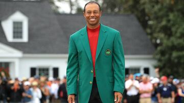 Tiger Woods posa con la chaqueta verde como ganador del Masters de Augusta 2019.