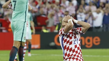 Football Soccer - Croatia v Portugal - EURO 2016 - Round of 16 - Stade Bollaert-Delelis, Lens, France - 25/6/16
Croatia's Domagoj Vida reacts after a missed chance as Portugal's Cristiano Ronaldo celebrates
REUTERS/Carl Recine
Livepic