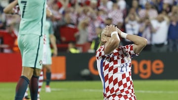 Football Soccer - Croatia v Portugal - EURO 2016 - Round of 16 - Stade Bollaert-Delelis, Lens, France - 25/6/16
 Croatia&#039;s Domagoj Vida reacts after a missed chance as Portugal&#039;s Cristiano Ronaldo celebrates
 REUTERS/Carl Recine
 Livepic