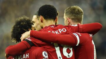 Newcastle (United Kingdom), 18/02/2023.- Cody Gakpo of Liverpool (C) celebrates with teammates Mohamed Salah (L) and Jordan Henderson (R) after scoring against Newcastle during the English Premier League soccer match between Newcastle United and Liverpool FC in Newcastle, Britain, 18 February 2023. (Jordania, Reino Unido) EFE/EPA/Peter Powell EDITORIAL USE ONLY. No use with unauthorized audio, video, data, fixture lists, club/league logos or 'live' services. Online in-match use limited to 120 images, no video emulation. No use in betting, games or single club/league/player publications
