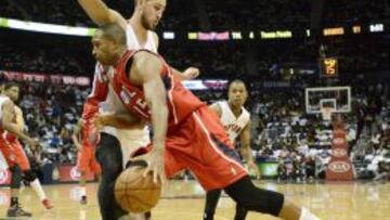 Al Horford dribla a Jonas Valanciunas.
