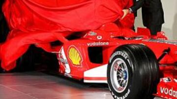 <b>A PUNTO. </B>El presidente y los pilotos de Ferari descubren el nuevo F2005.