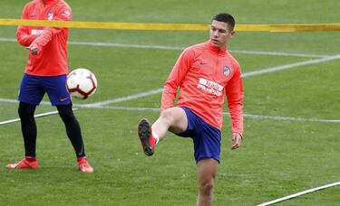 El central argentino firmó en el mercado invernal de 2018 por 2,5 millones. Tras unos meses entrenando a las órdenes de Simeone, salió cedido al Famalicao portugués. Después al Granada. En la actualidad defiende los colores del Udinese. 

