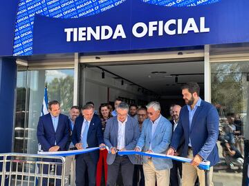 Francis Salado, presidente de la Diputación, corta la cinta para inaugurar la tienda.