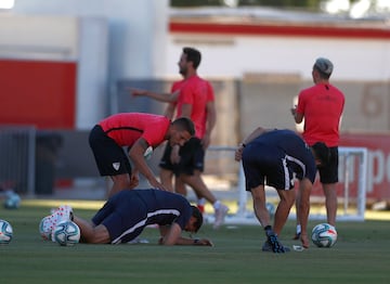 El entrenador del Sevilla ha pasado un mal rato en el entrenamiento del Sevilla de esta tarde y ha tenido que ser atendido por recibir un pelotazo en la cara. 