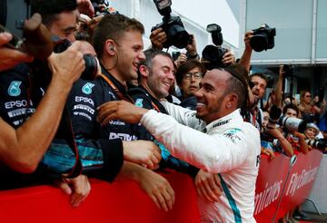 Fue una remontada histórica en la que demostró su condición de campeón. Hamilton sufrió unos problemas mecánicos que le obligaron a salir 14º y justó cuando llegó al podio, en la vuelta 30 de carrera, la lluvia se puso de su lado para beneficiarle y darle el placer de ver la bandera a cuadros en la primera posición.