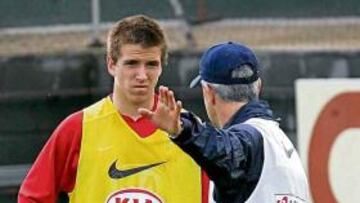 <b>AGUERRIDO. </b>Camacho escucha los consejos de Aguirre. Arriba, su padre; abajo, su hermano Juanjo.