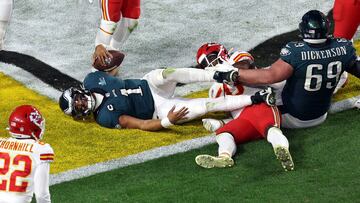 GLENDALE, ARIZONA - FEBRUARY 12: Jalen Hurts #1 of the Philadelphia Eagles runs for a two yard touchdown during the fourth quarter against the Kansas City Chiefs in Super Bowl LVII at State Farm Stadium on February 12, 2023 in Glendale, Arizona. Rob Carr/Getty Images/AFP (Photo by Rob Carr / GETTY IMAGES NORTH AMERICA / Getty Images via AFP)