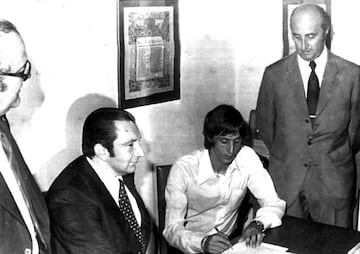 El 13 de agosto de 1973, Cruyff firma con el Barcelona. El traspaso se convirti¨® en el m¨¢s caro de la historia del f¨²tbol hasta ese momento (60 millones de pesetas) y firm¨® un contrato de 12000 d¨®lares mensuales.