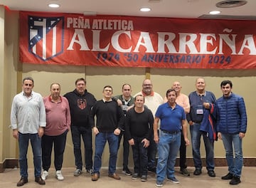 Los aficionados, frente al cartel conmemorativo de los 50 años.