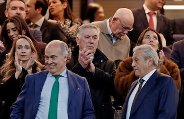 Carlo Ancelotti, actual seleccionador de Brasil y extrenador del Real Madrid, aprovecha su estancia en la capital española para ver a los que fueron sus jugadores en el Santiago Bernabeu.