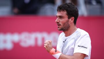 Cascais (Portugal), 06/04/2024.- Pedro Martinez of Spain reacts against Casper Ruud of Norway during the semi final of the Estoril Open tennis tournament, in Cascais, Portugal, 06 April 2024. (Tenis, Noruega, España) EFE/EPA/RODRIGO ANTUNES
