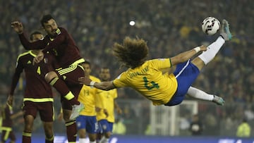 F&Atilde;&ordm;tbol, Brasil v Venezuela.
 Copa America 2015. 
 El jugador de Brasil David Luiz, derecha, patea el bal&Atilde;&sup3;n durante el partido del grupo C de la Copa America 2015 contra Venezuela disputado en el estadio Monumental de Santiago, Chile.
 21/06/2015 
 Martin Thomas/Photosport******** 
 
 Football , Brazil v Venezuela.
 Copa America Championship 2015 .
 Brazil&#039;s player David Luiz, right, kicks the ball during the group C football match of the 2015 Copa America against Venezuela at the Monumental stadium in Santiago, Chile.
 21/06/2015
 Martin Thomas/Photosport