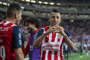 Roberto Alvarado festeja un gol con las Chivas.