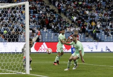 1-0. Unai Simón anota en propia puerta el primer gol de los colchoneros tras un remate de cabeza de João Félix.