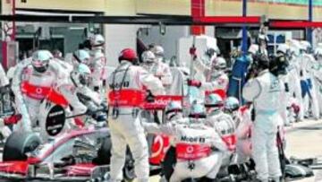 <b>CAOS. </b>El segundo repostaje de Hamilton fue un desastre.