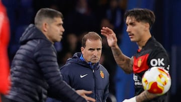 A CORUÑA, 16/12/2025.- El entrenador del Mallorca, Jagoba Arrasate (c), durante el encuentro de dieciseisavos de final de la Copa del Rey entre Deportivo de La Coruña y RCD Mallorca celebrado este martes en el estadio de Riazor. EFE/ Cabalar