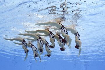 El combinado de natación artística durante la rutina técnica de equipos en la piscina.