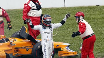 Fernando Alonso tras romper el motor. 