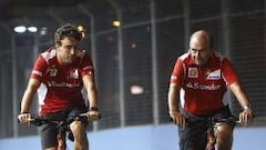 Alonso y Bot&iacute;n daban la vuelta al circuito de Singapur en bicicleta.
 