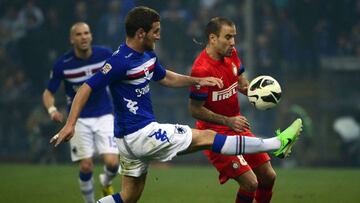 El defensa de la Sampdoria Shkodran Mustafi intenta controlar ante Rodrigo Palacio, del Inter.