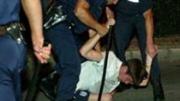 <b>INTERVENCIÓN POLICIAL</b>. Los agentes del orden portugueses se han empleado a fondo para controlar a los 'hooligans' ingleses.