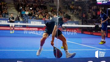 Ale Gal&aacute;n realiza un golpe durante una prueba de World Padel Tour.