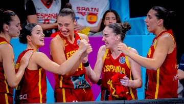 Irati Extarri, Elena Buenavida, Raquel Carrera, Iyana Martín y María Araújo, en el banquillo, durante el partido ante Suecia.