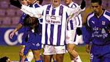 ENFADADO. El delantero mexicano se mostró contrariado por las actuaciones arbitrales.