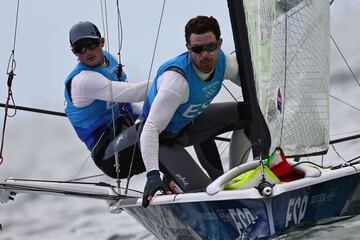 Iago Lopez y Diego Botín finalizan sextos en la última regata del día en 49er.  Acaban el día terceros en la general a solo un punto del oro. Faltan dos regatas más la medal race.