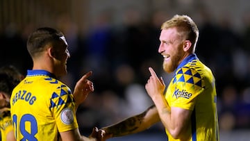BARCELONA, 03/12/2024.- El delantero de la UD Las Palmas Oliver McBurnie (d) celebra su gol, primero del equipo canario, durante el partido de segunda ronda de Copa del Rey que Europa y la UD Las Palmas disputan este martes en el estadio municipal Nou Sardenya, en Barcelona. EFE/ Enric Fontcuberta