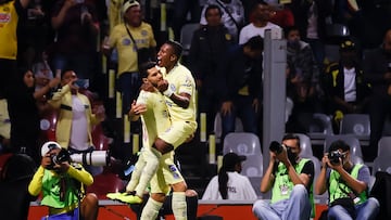 MEX00. CIUDAD DE MÉXICO (MÉXICO), 15/10/2022.- El jugador de América Henry Martín (i) celebra con Pedro Aquino (d) tras una anotación ante Puebla hoy, durante el partido de vuelta de cuartos de final del Torneo Apertura del fútbol mexicano realizado en el Estadio Azteca de la Ciudad de México (México). EFE/José Méndez
