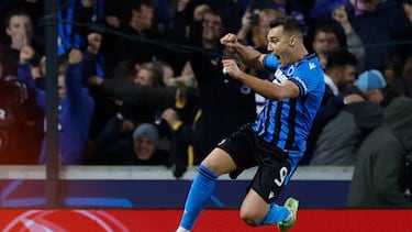 Club Brugge's Spanish forward Ferran Jutgla celebrates scoring his team's second goal during the UEFA Champions League group B football match between Club Brugge and Atletico Madrid at the Jan Breydel stadium in Bruges on October 4, 2022. (Photo by Kenzo TRIBOUILLARD / AFP) (Photo by KENZO TRIBOUILLARD/AFP via Getty Images)