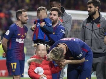 Messi con su hijo e Iván Rakitic con su hija.