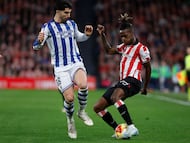 BILBAO, 11/02/2026.- El delantero del Athletic Club, Nico Williams (d) con el balón ante el centrocampista de la Real Sociedad, Carlos Soler, durante el partido de ida de la semifinales de la Copa del Rey que Athletic Club y Real Sociedad disputan este miércoles en el estadio de San Mamés, en Bilbao. EFE/ Miguel Toña.