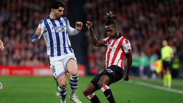 BILBAO, 11/02/2026.- El delantero del Athletic Club, Nico Williams (d) con el balón ante el centrocampista de la Real Sociedad, Carlos Soler, durante el partido de ida de la semifinales de la Copa del Rey que Athletic Club y Real Sociedad disputan este miércoles en el estadio de San Mamés, en Bilbao. EFE/ Miguel Toña.