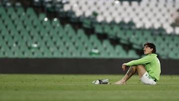 Bellerín, sobre el césped tras el partido.